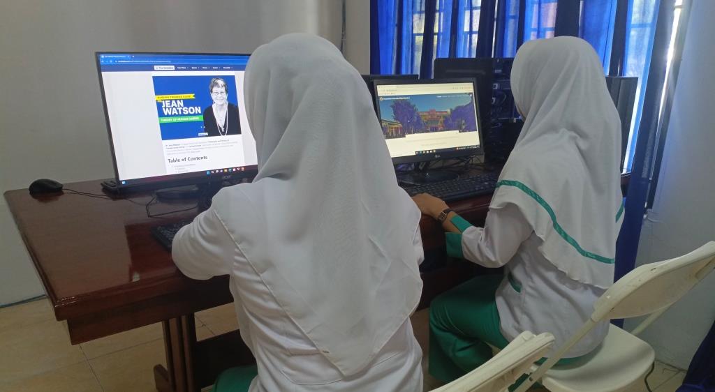 layanan-komputer-gratis-dan-free-wifi-untuk-pengunjung-perpustakaan-uwn
